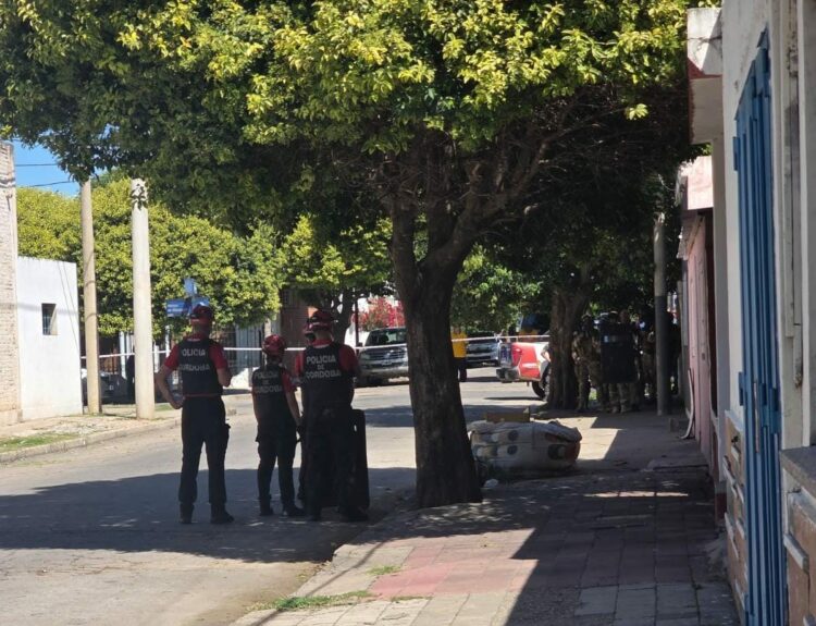 Un prófugo se atrincheró en su casa para evitar ser detenido El hombre amenazaba con una botella y se había provocado lesiones en el cuello.