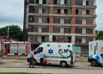 Un joven cayó desde un balcón mientras trabajaba y sufrió lesiones graves