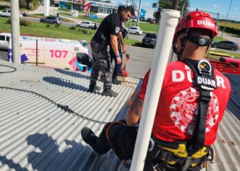 Un trabajador sufrió una descarga eléctrica y cayó desde un segundo piso