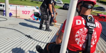 Un trabajador sufrió una descarga eléctrica y cayó desde un segundo piso