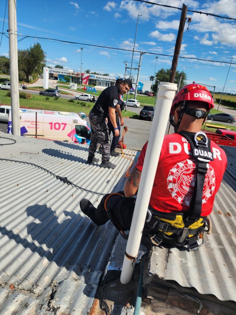 Un trabajador sufrió una descarga eléctrica y cayó desde un segundo piso