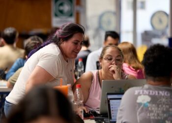 Una comuna chilena reemplazó la IA por vecinos y expuso su consumo de agua