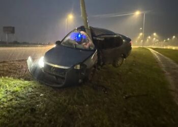 Una conductora está grave tras chocar contra un poste