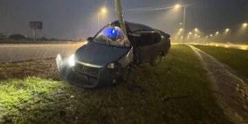 Una conductora está grave tras chocar contra un poste Una conductora está grave tras chocar contra un poste