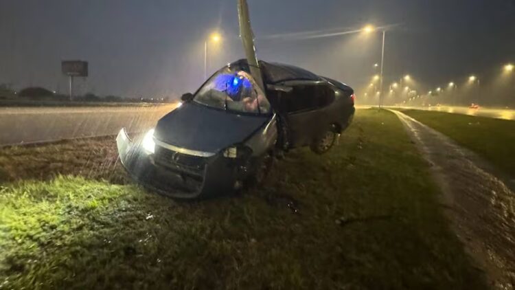Una conductora está grave tras chocar contra un poste Una mujer sufrió graves heridas tras chocar con su auto contra un poste de luz.