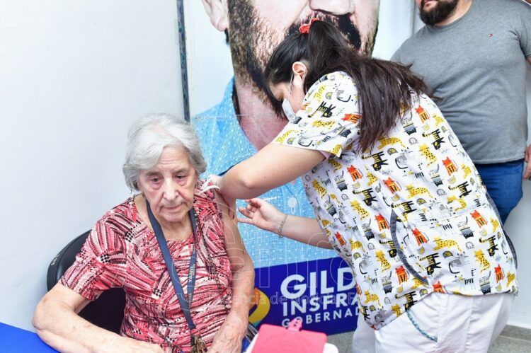 El Gobierno adelanta la campaña antigripal y envía las primeras vacunas a todo el país El Ministerio de Salud de la Nación comenzó a distribuir vacunas antigripales a las provincias para anticiparse a la temporada de virus respiratorios y reforzar la protección de los grupos de riesgo en todo el país.