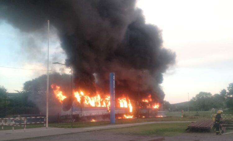 Tren de las Sierras: un incendio y dos choques con vehículos en menos de 24 horas Incendio en un vagón del Tren de las Sierras ubicado en la estación de trenes de La Calera.
