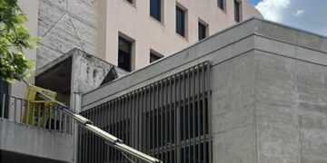 Cayó desde un tercer piso mientras limpiaba vidrios y terminó hospitalizado