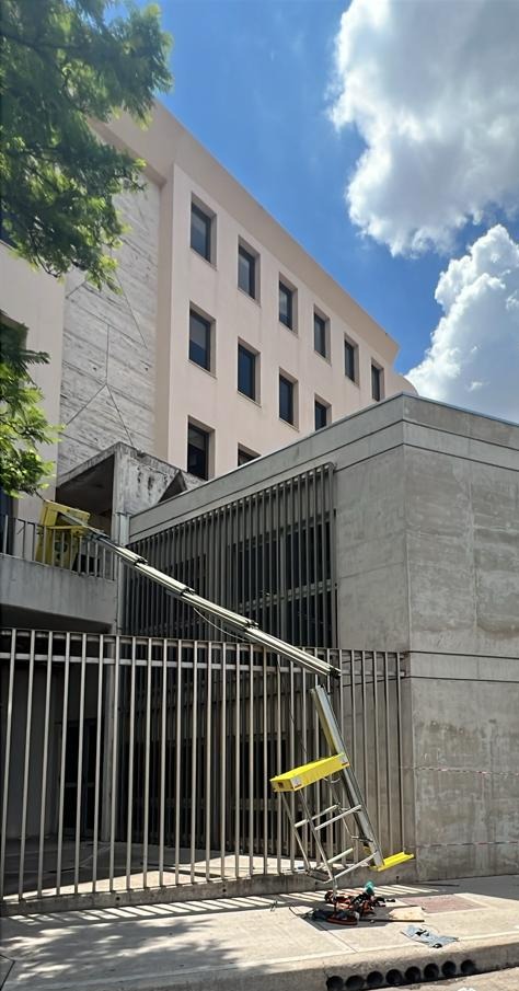 Cayó desde un tercer piso mientras limpiaba vidrios y terminó hospitalizado El hecho ocurrió en las calles Fructuoso Rivera y General José de Artigas.