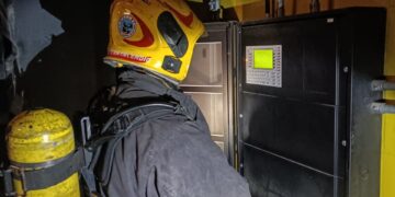 Incendio en un edificio de Güemes: bomberos controlaron un foco en un ascensor