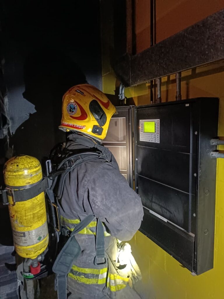 Incendio en un edificio de Güemes: bomberos controlaron un foco en un ascensor