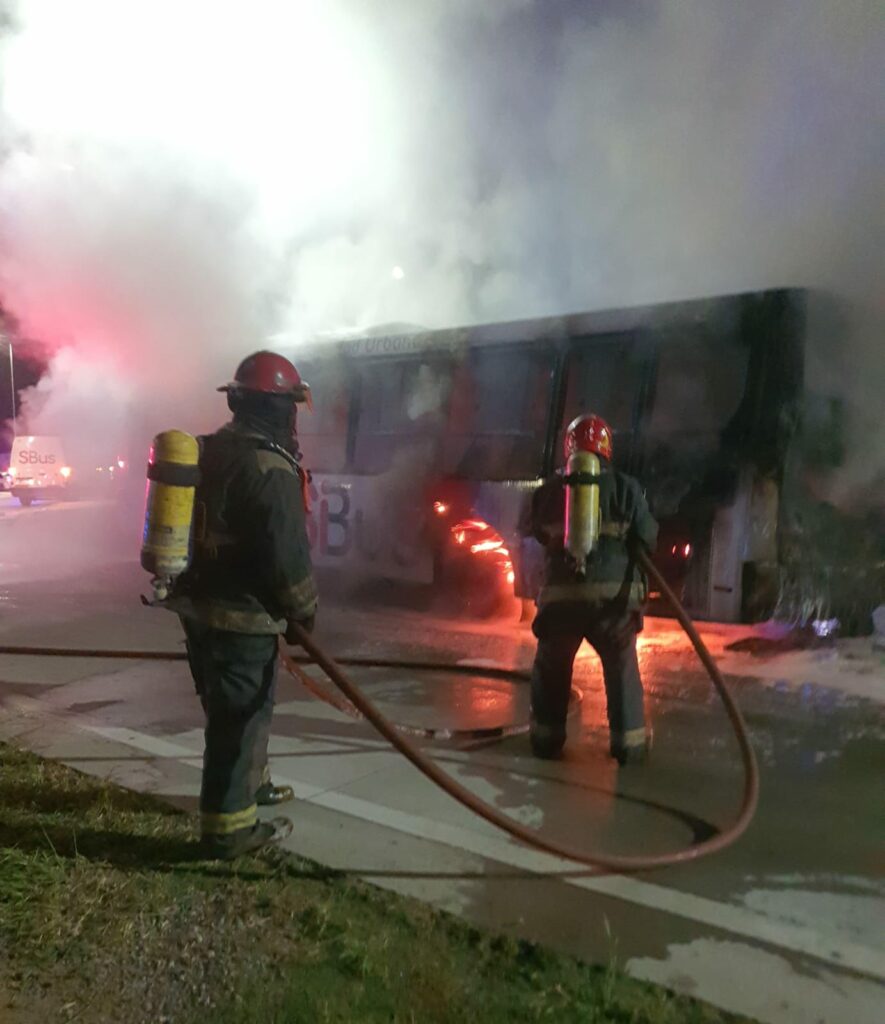 Se incendió un colectivo urbano en barrio Comunidad Renault