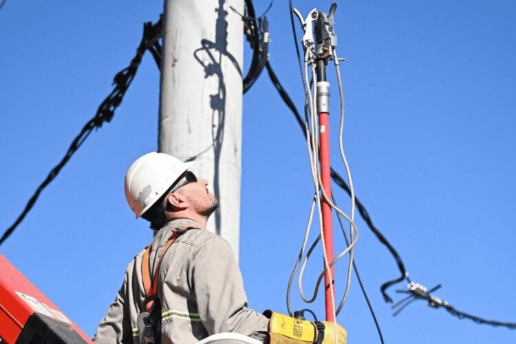 Se invirtió en equipamiento técnico certificado y en la creación de la Escuela de Seguridad Eléctrica.