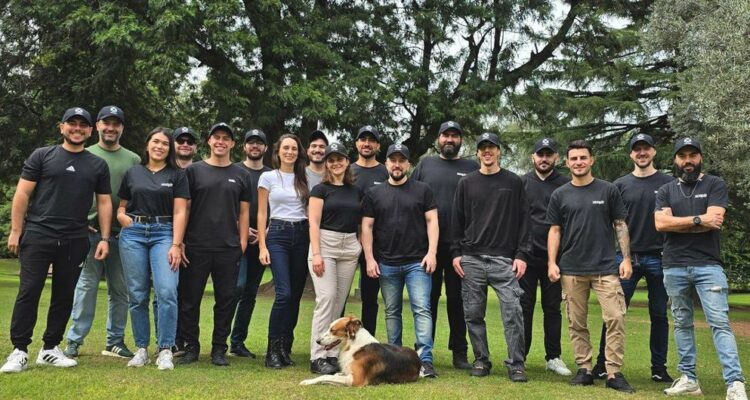 Fernando Boiero, ingeniero en sistemas y cofundador de la start-up Xcapit, inició su camino laboral a los 19 años a través del Programa Primer Paso y hoy lidera una empresa tecnológica cordobesa con impacto social y ambiental en la región.