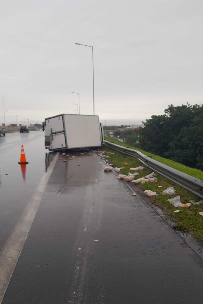 Vuelco de un camión con panificados dejó con un traumatismo al conductor y generó demoras