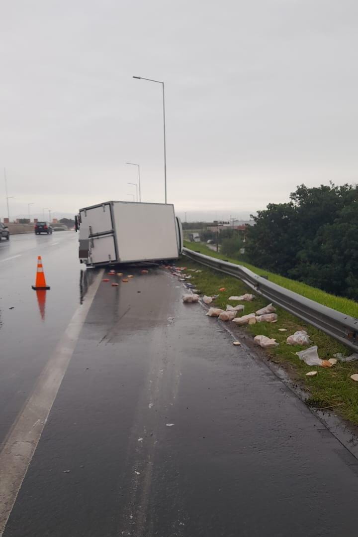Vuelco de un camión con panificados dejó con un traumatismo al conductor y generó demoras Vuelco en avenida Circunvalación: un camión que transportaba panificados perdió el control a la altura de Juan B. Justo; el conductor sufrió lesiones leves y fue asistido en el lugar.