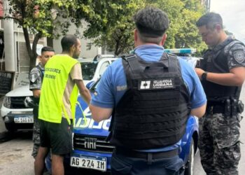 Detectaron a falsos “naranjitas” con chalecos truchos en plaza Colón y cinco personas fueron detenidas