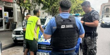 Detectaron a falsos “naranjitas” con chalecos truchos en plaza Colón y cinco personas fueron detenidas