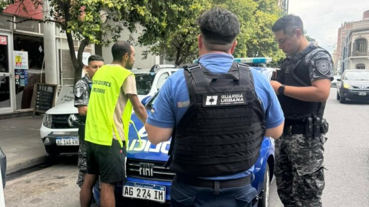 Usaban chalecos falsos con identificación municipal para cobrar estacionamiento en la zona de plaza Colón y fueron detenidos tras un operativo de la Guardia Urbana.
