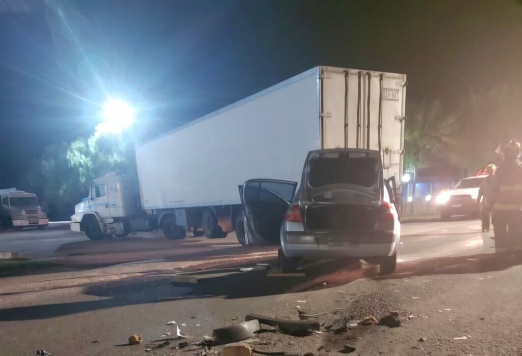 Una mujer resultó gravemente herida tras chocar con un camión
