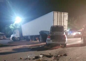 Una mujer resultó gravemente herida tras chocar con un camión
