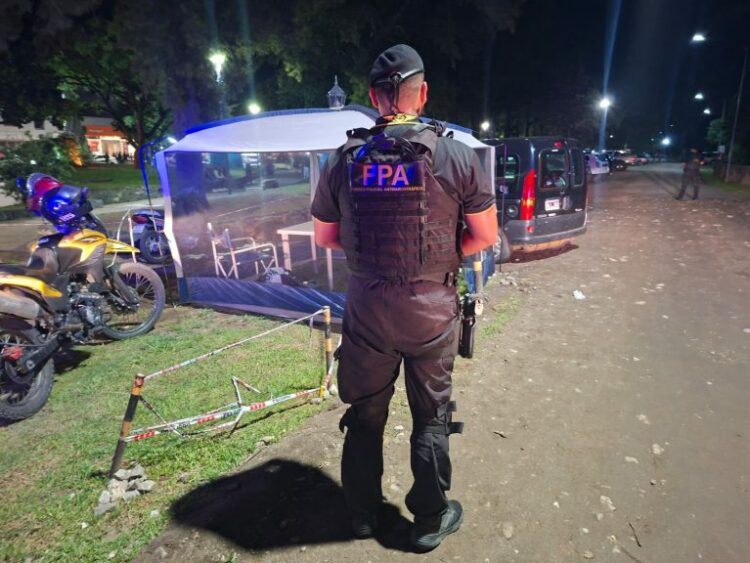 Los agentes detuvieron al hombre en las inmediaciones del encuentro.