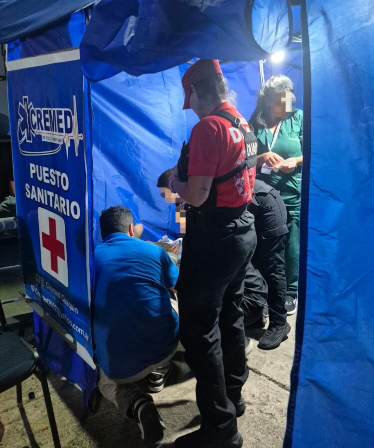 Tres hechos ocurridos en distintas localidades de la provincia dejaron como saldo una mujer fallecida en un siniestro vial, un adolescente en grave estado tras un accidente en bicicleta y un turista hospitalizado luego de sufrir una lesión ocular durante un espectáculo con pirotecnia.