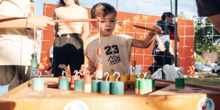 Vecinos participan de una jornada de ecocanje y kermés ambiental, donde residuos reciclables se transforman en productos de la Economía Circular.