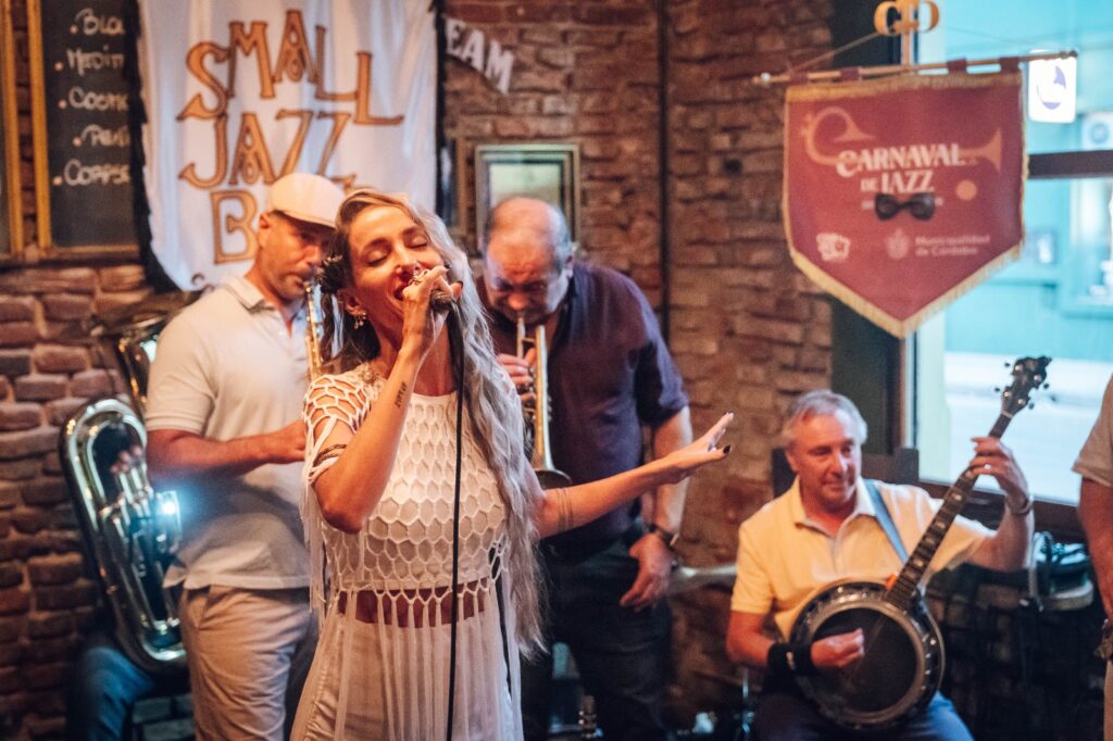 Un gran desfile de jazz y swing conectará Güemes con el Palacio Municipal