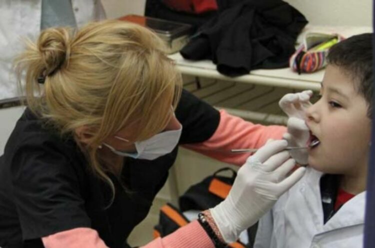 Puede realizarlo cualquier médico matriculado provincial, tanto del sistema público como privado.