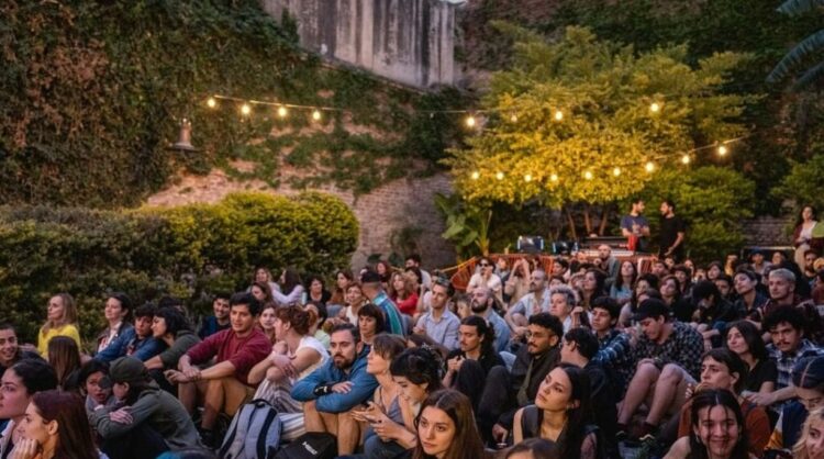 El Teatro Comedia será uno de los puntos centrales del fin de semana largo con funciones de La Ballena, protagonizada por Julio Chávez, junto a una amplia agenda cultural en toda la ciudad.