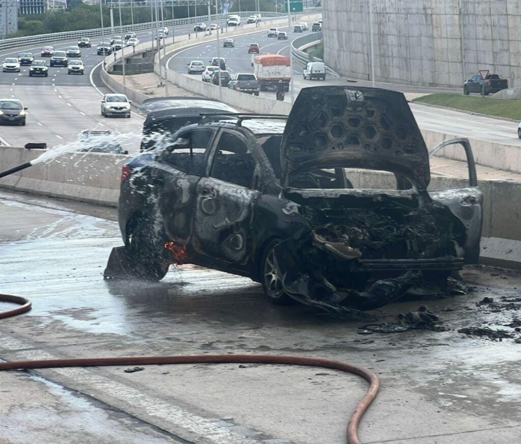 Un auto se incendió mientras circulaba en plena Circunvalación
