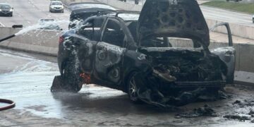 Un auto se incendió mientras circulaba en plena Circunvalación Un auto se incendió mientras circulaba en plena Circunvalación