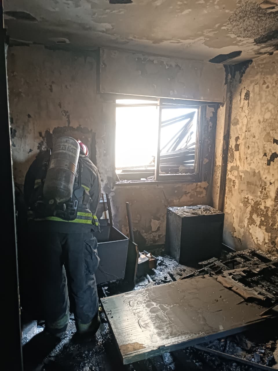 Bomberos trabajaron para extinguir un incendio en un edificio del centro