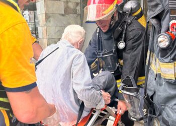 Bomberos trabajaron para extinguir un incendio en un edificio del centro