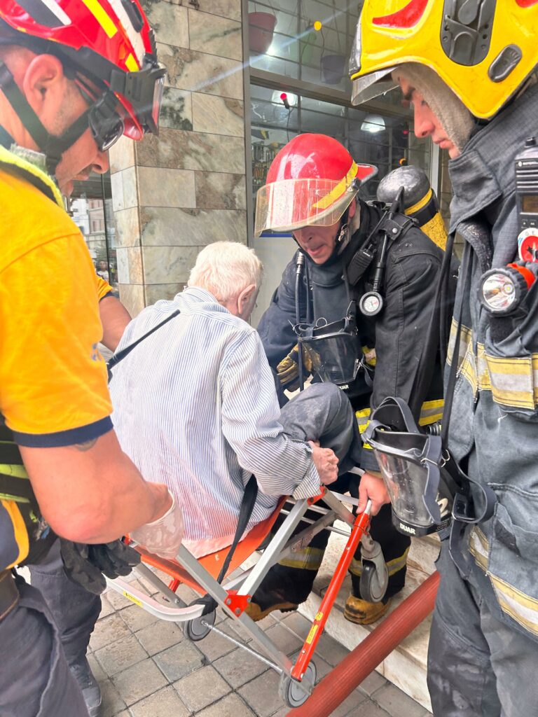 Bomberos trabajaron para extinguir un incendio en un edificio del centro Bomberos trabajaron para extinguir un incendio en un edificio del centro