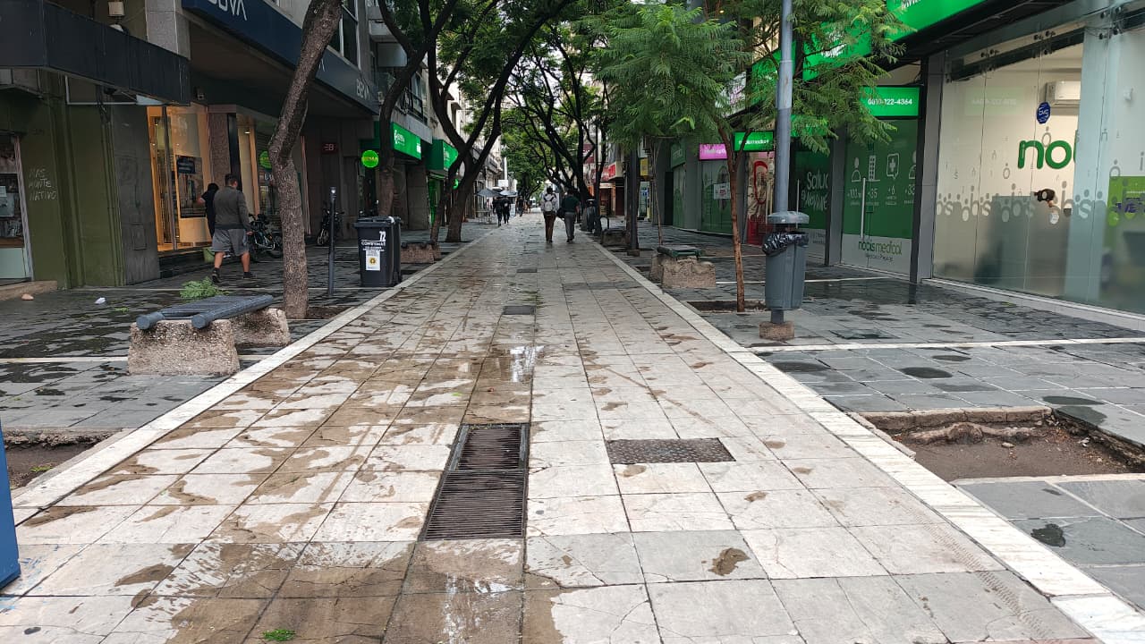 El paro de transporte paraliza la ciudad mientras los gremios se movilizan