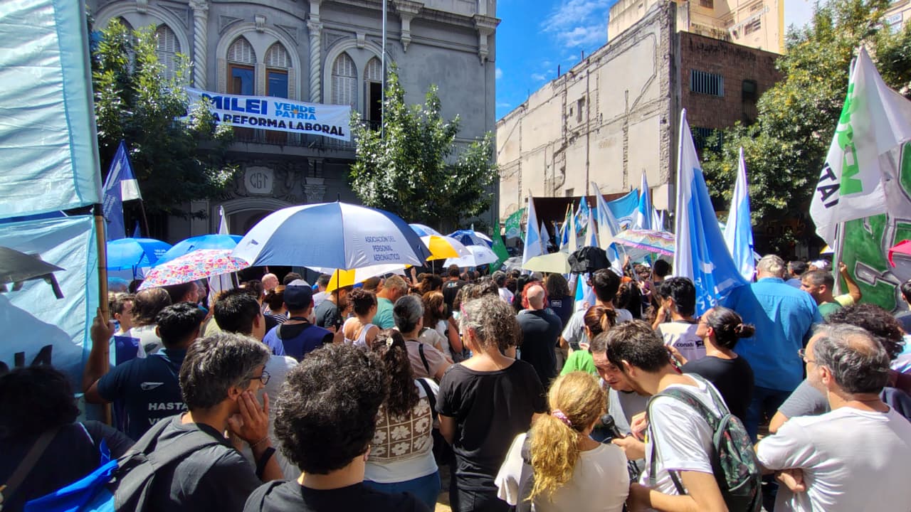 El paro de transporte paraliza la ciudad mientras los gremios se movilizan