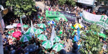 El paro de transporte paraliza la ciudad mientras los gremios se movilizan