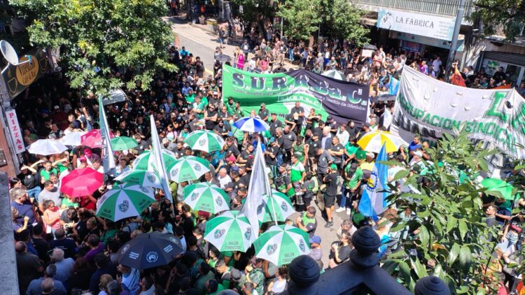 La ciudad de Córdoba registra una jornada de actividad mínima, con fuerte impacto del paro convocado por la Confederación General del Trabajo, la interrupción del transporte público y manifestaciones gremiales en rechazo a la reforma laboral impulsada por el Gobierno nacional.