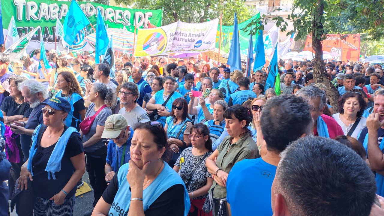 El paro de transporte paraliza la ciudad mientras los gremios se movilizan