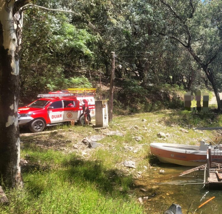 El hombre de 35 años fue encontrado en la costa del lago.