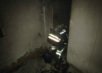 Incendio en una vivienda: rescatan a un hombre y dos policías resultan afectados por el humo