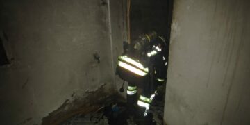 Incendio en una vivienda: rescatan a un hombre y dos policías resultan afectados por el humo