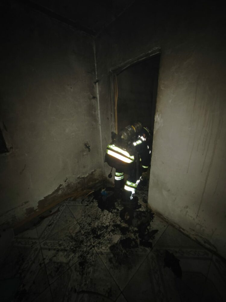 Bomberos rescataron a un hombre tras un incendio en una vivienda de barrio José Ignacio Díaz 1º Sección; el siniestro dejó importantes daños materiales y dos policías debieron ser asistidos en el Hospital Florencio Díaz por inhalación de humo.