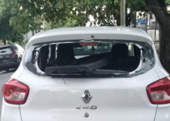 Tres menores fueron detenidos tras atacar un auto