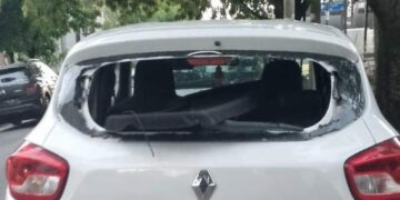 Tres menores fueron detenidos tras atacar un auto