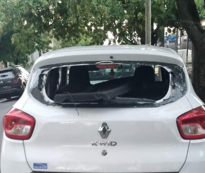 Tres menores fueron detenidos tras atacar un auto Estado en que quedó el vehículo estacionado en la vía pública luego de ser atacado con una piedra y un palo de madera.