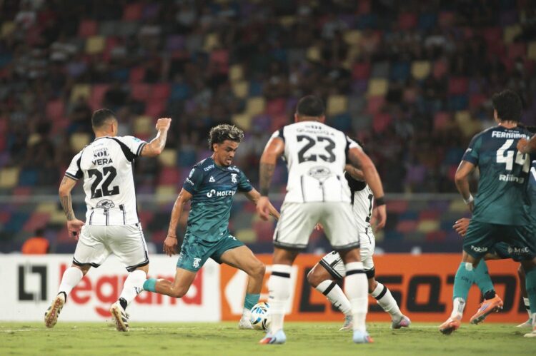 El cruce por la séptima fecha del certamen comenzó a las 19:45.