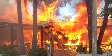Impactante incendio en el tradicional local gastronómico La Comanda Impactante incendio en el tradicional local gastronómico La Comanda